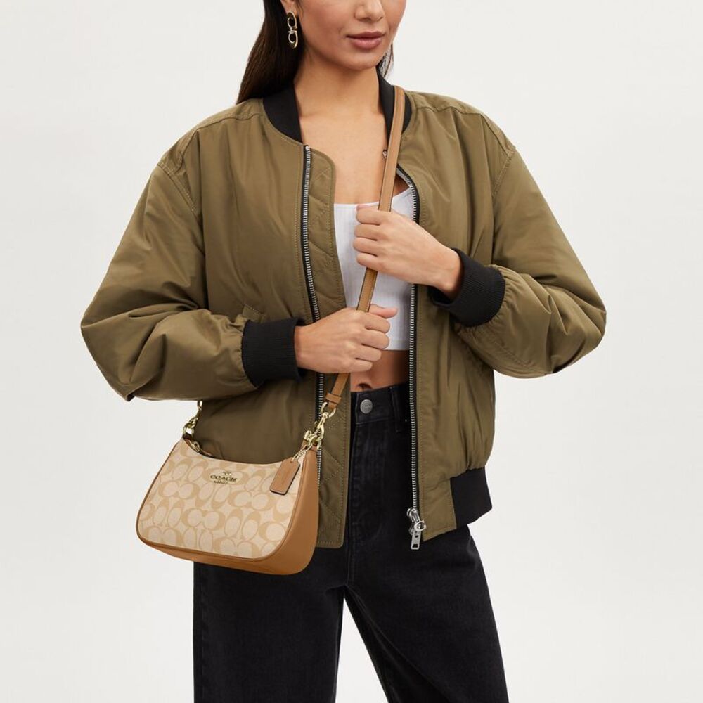 NWT Coach Outlet Teri Shoulder Bag In Signature Canvas - Picture 4 of 6